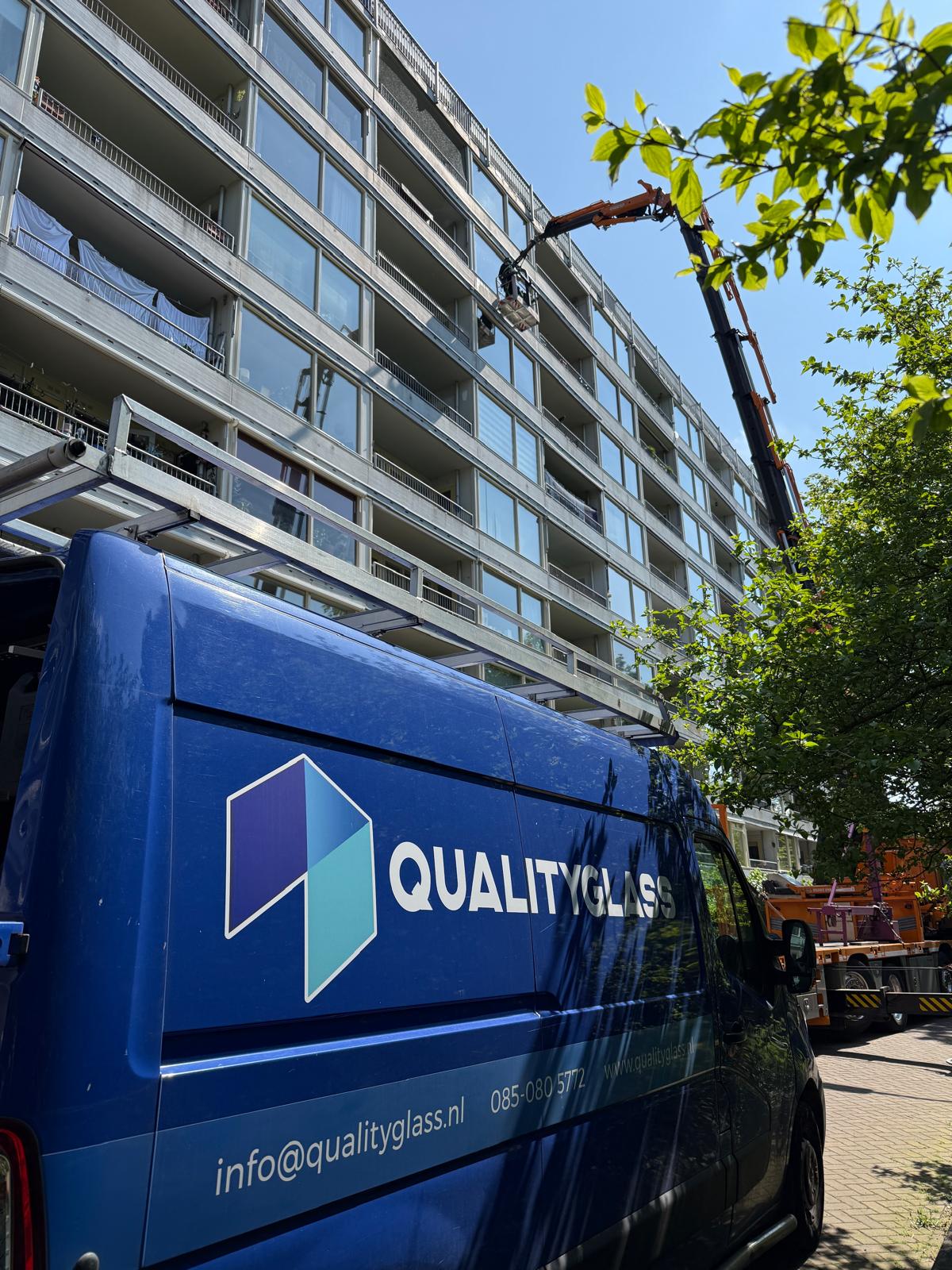VvE's en woningcoöperaties zijn welkom bij Quality Glass. Hier zie je Quality Glass aan het werk bij een flatgebouw.