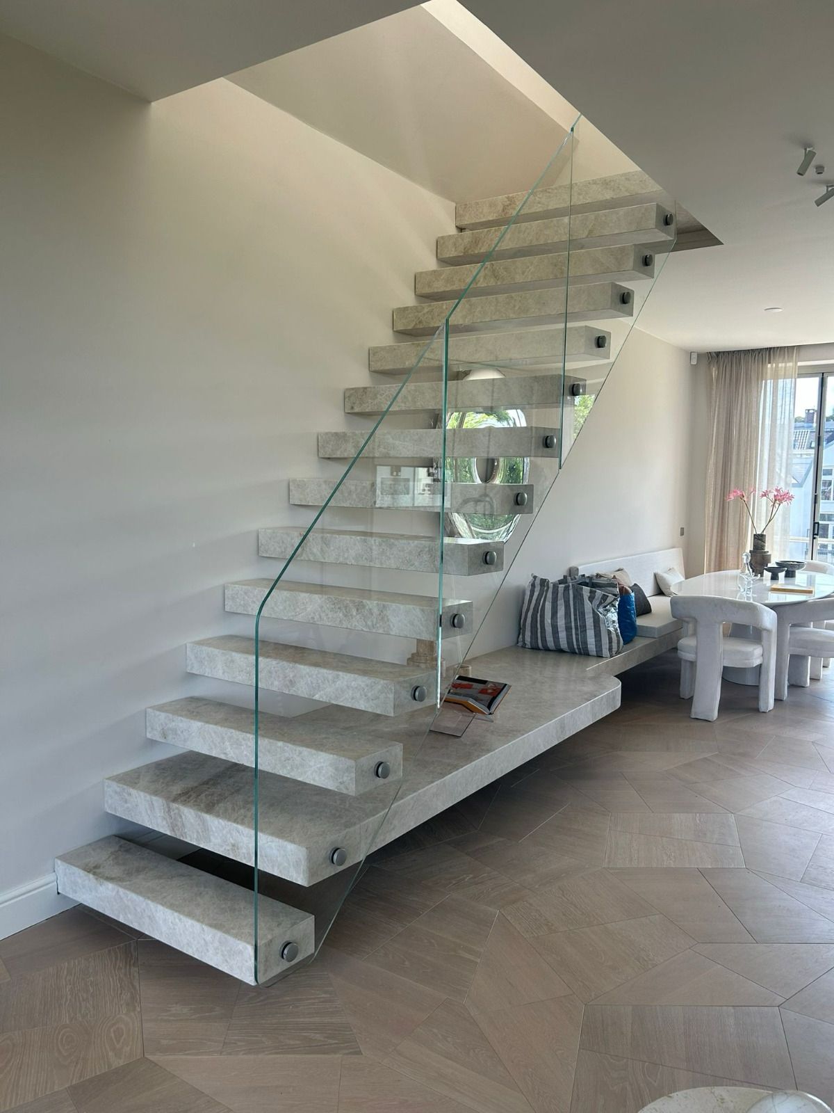Hoe mooi zou het zijn bij een trap in een open ruimte. Een glazen balustrade kan hiervoor de oplossing zijn.