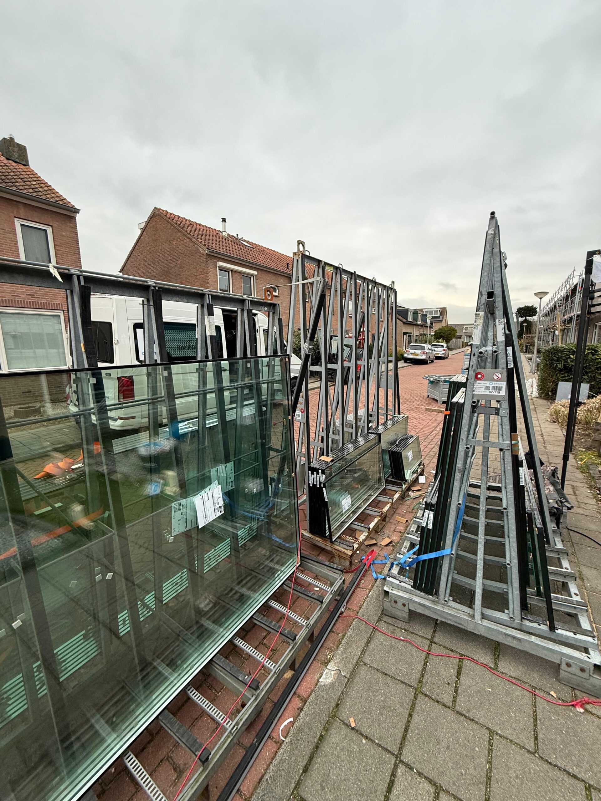 Afbeelding van glas dat in een woning wordt gezet voor bij het blogartikel Woningverduurzaming: hoe wij 117 woningen hielpen verduurzamen